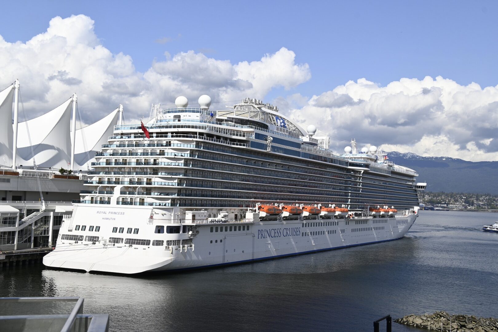 cruise-ship-7185699_1920 A white cruise ship